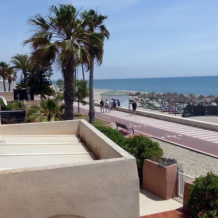 Lovely 2 Bedroom With Pool Apartment *